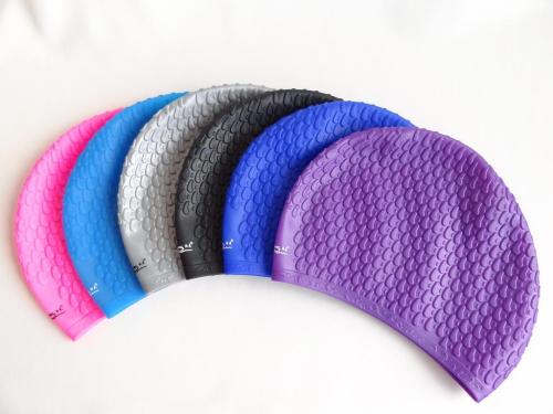 游泳戴硅膠的好還是布的好，硅膠泳帽和布泳帽哪個(gè)更舒服？